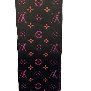 Lv scarf